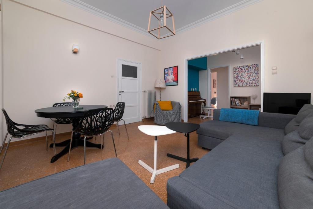 Vintage and Spacious 3BA next to Athens ancient city center, Athens