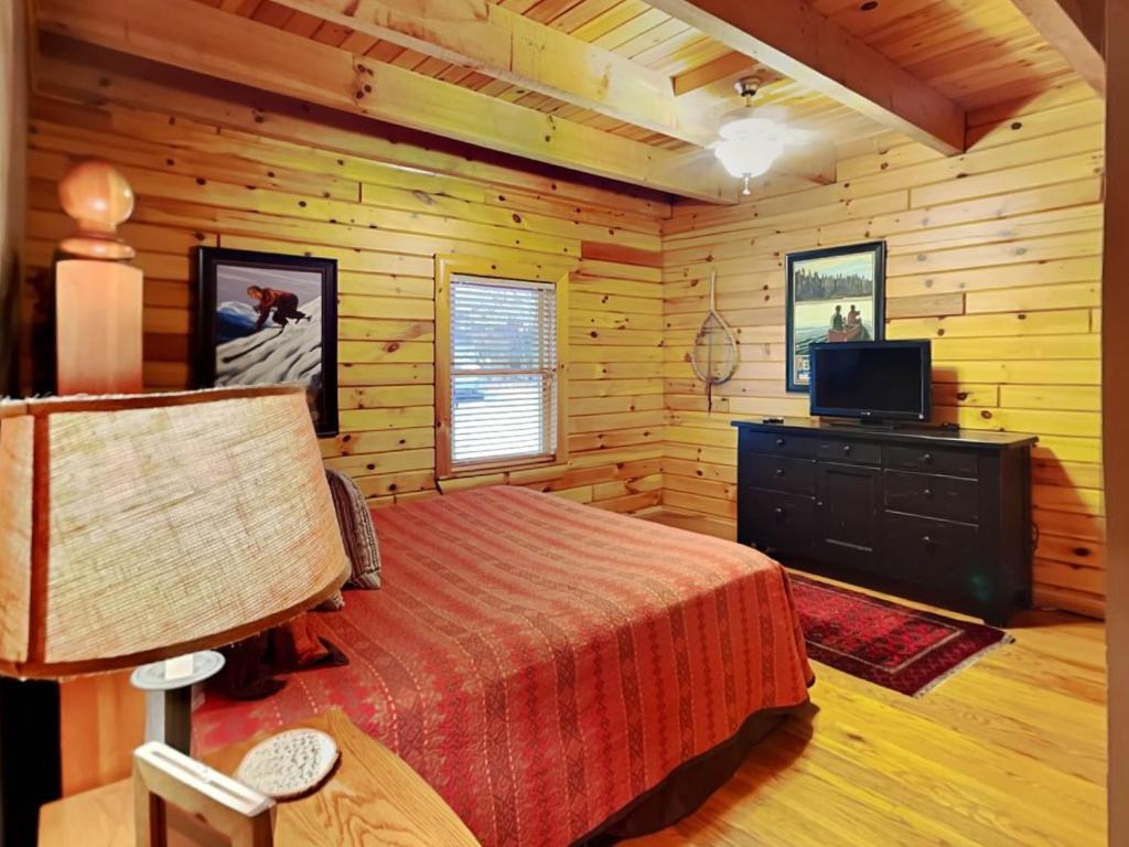 Bear Hollow Lodge by Taylor Made Deep Creek - Tap to explore photos