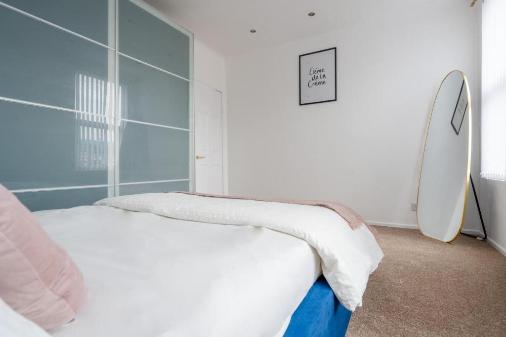 Liverpool Luxe Retreat 3 Bedroom House Next to Everton Stadium