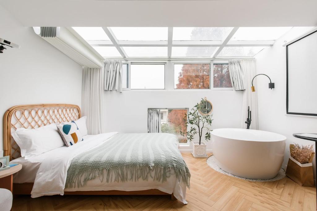 Shanghai Ruochu Designer Guesthouse Room Type - Superior Double Room with Bathtub