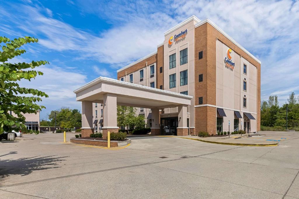 Comfort Suites image