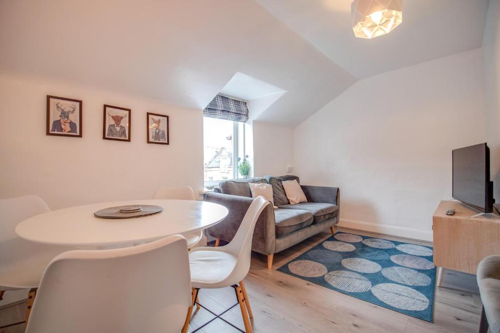 Comfortable 2-Bedroom Inverness Flat - Tap to explore photos
