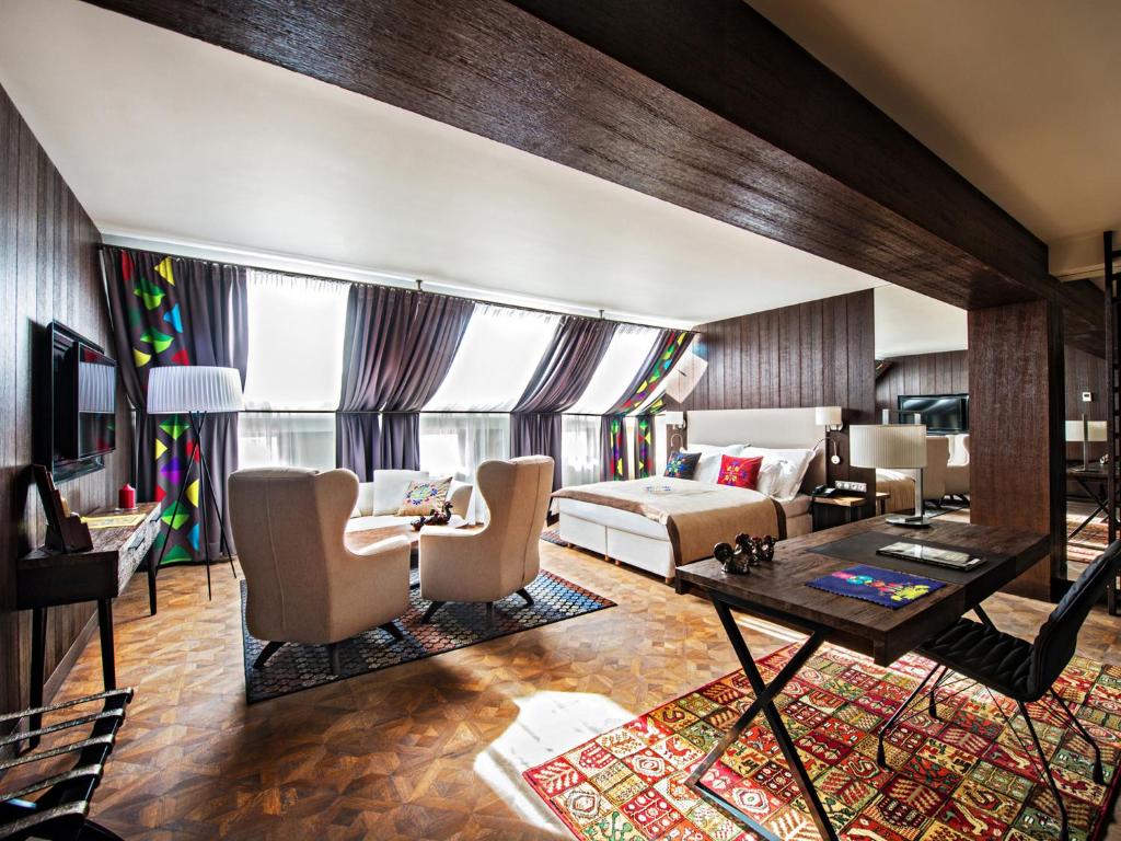 Bristol Tradition and Luxury - Tap to explore photos