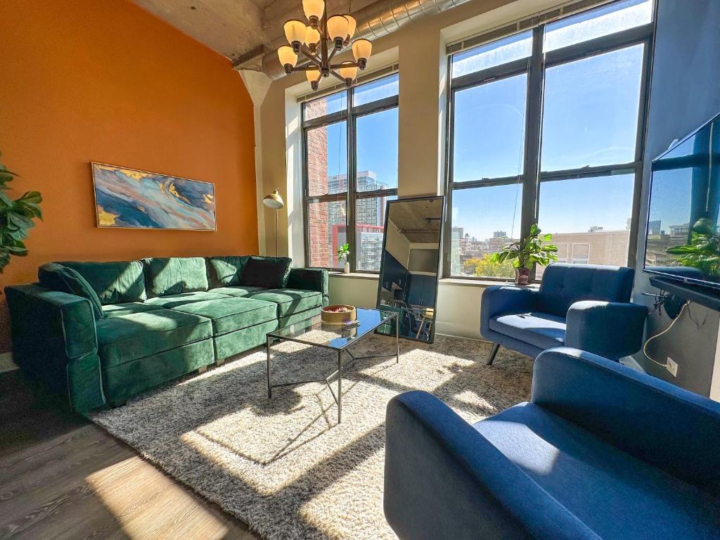 McCormick Place 2b-2b family unit with optional parking and gym access sleeps up to 8 image