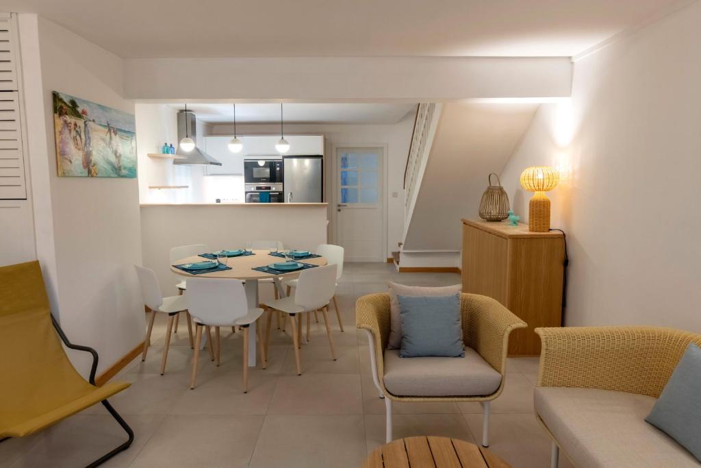 Maison de Vacances Turquoise Blue - Tap to explore photos