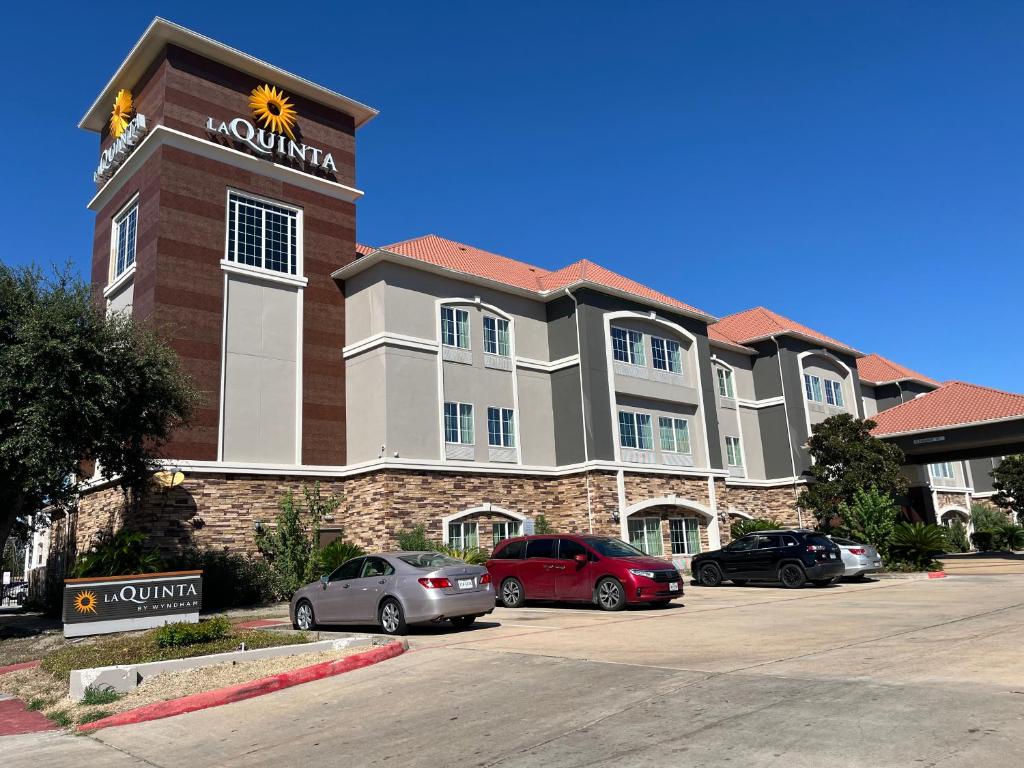La Quinta Inn & Suites by Wyndham Houston Energy Corridor image