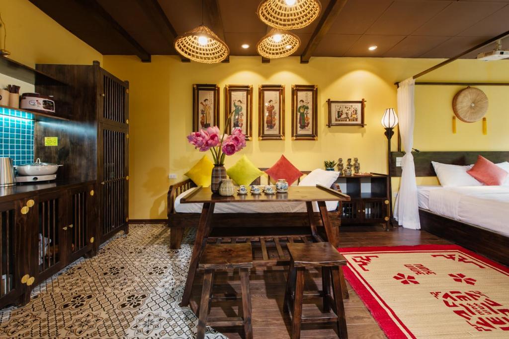 Old Quarter Lux Boutique Railview Retreat