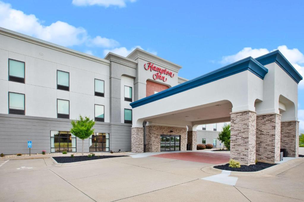 Hampton Inn Clinton, IA image