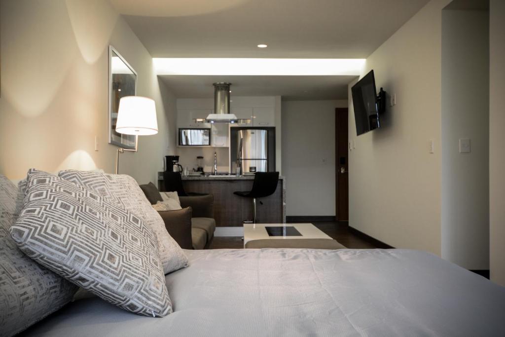 Сьюит (Люкс в мансарде), Signature Suites