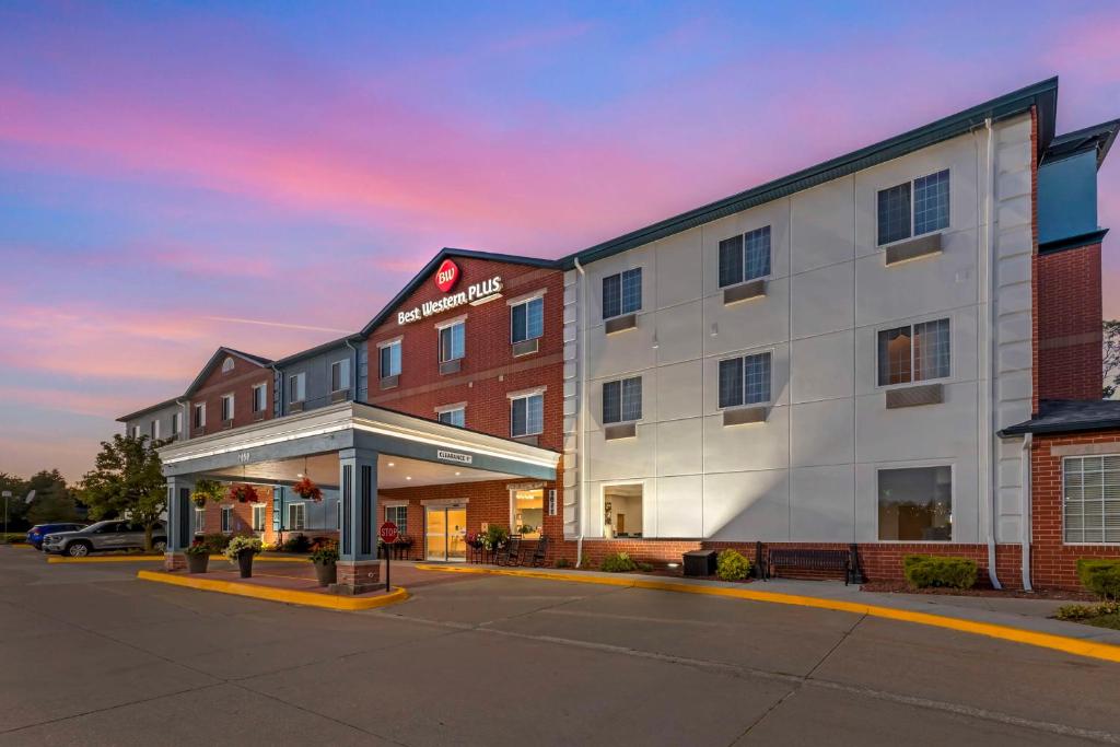 Best Western Plus Des Moines West Inn & Suites image