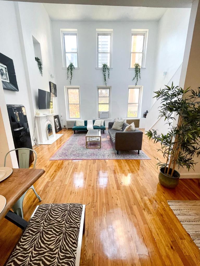 Gorgeous Extra Spacious Duplex Penthouse image