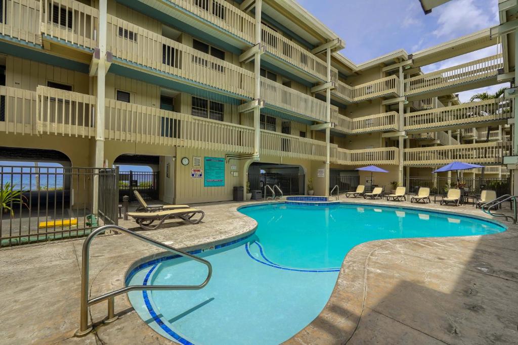 Kona Beach Studio for Couples, Beach Gear On Ali Dr - Tap to explore photos