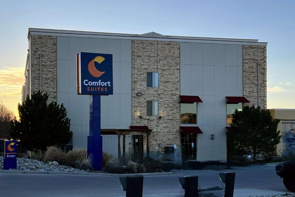Comfort Suites Farmington image
