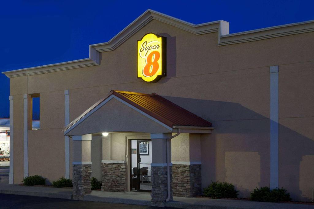 Super 8 by Wyndham Lafayette / Purdue Area image