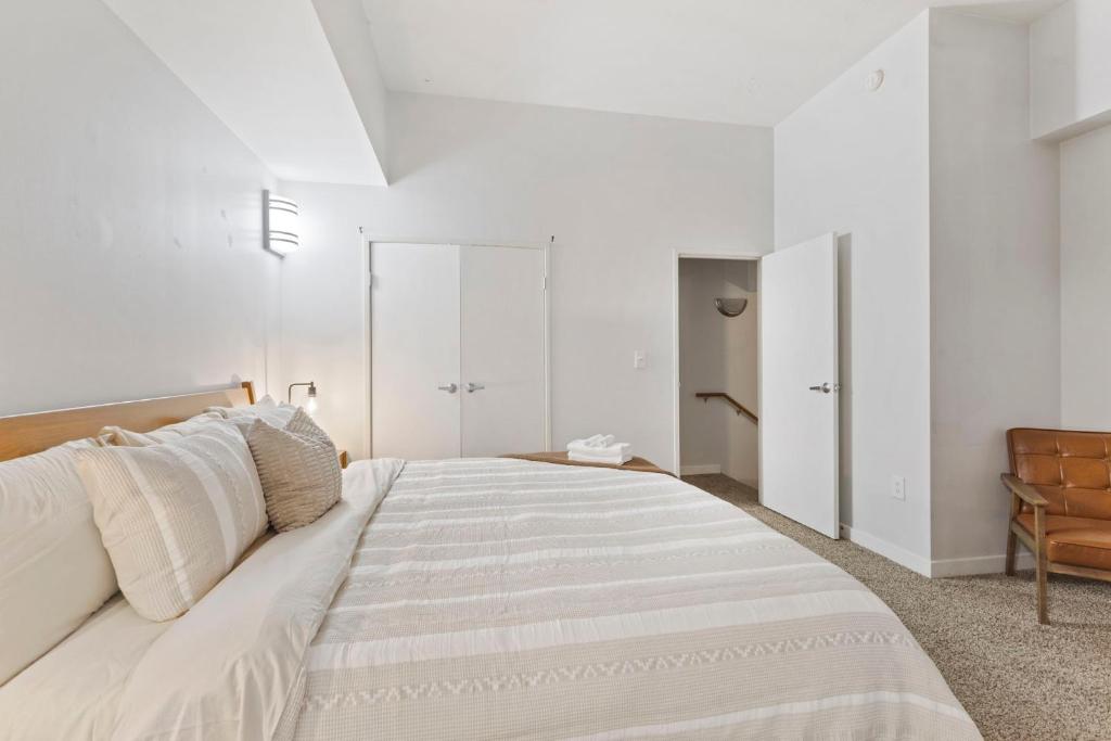 Modern 2BR Downtown Indy Skywalk