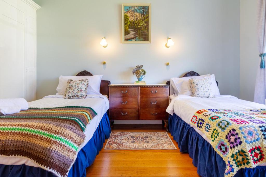 Charming 3-Bedroom Retreat with Modern Comforts - Tap to explore photos
