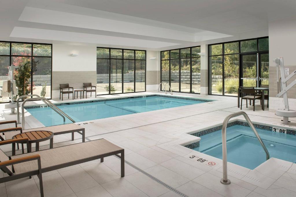 Courtyard by Marriott Portland East image
