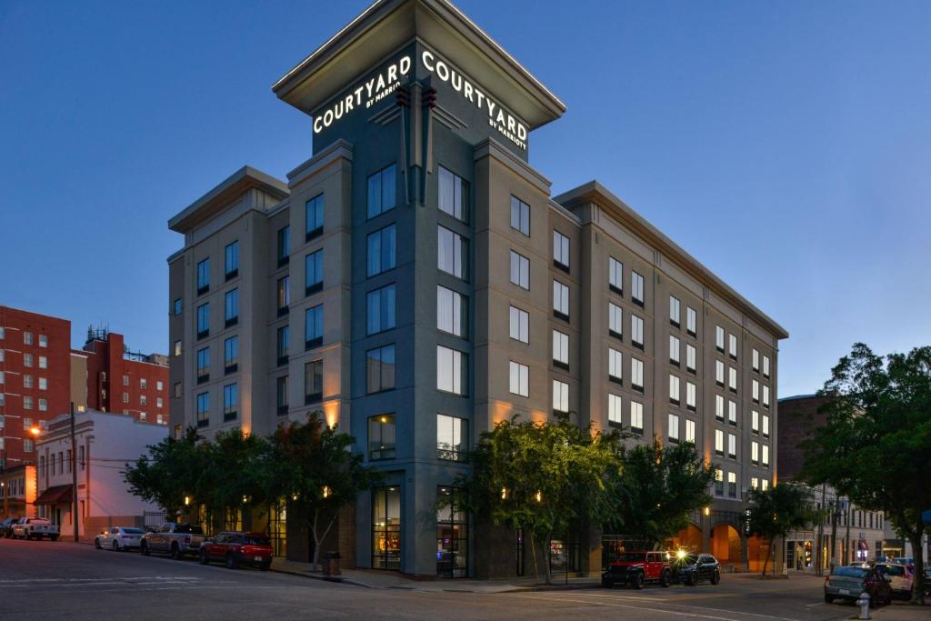 Courtyard by Marriott Wilmington Downtown/Historic District image