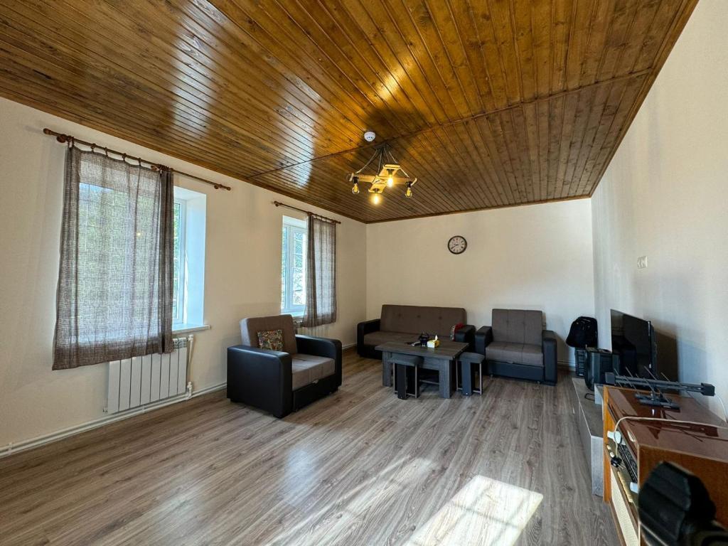 Greenview House photo 2