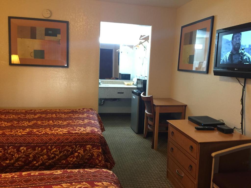 Семейный (Двухместный номер с 1 кроватью), Economy Inn with parking