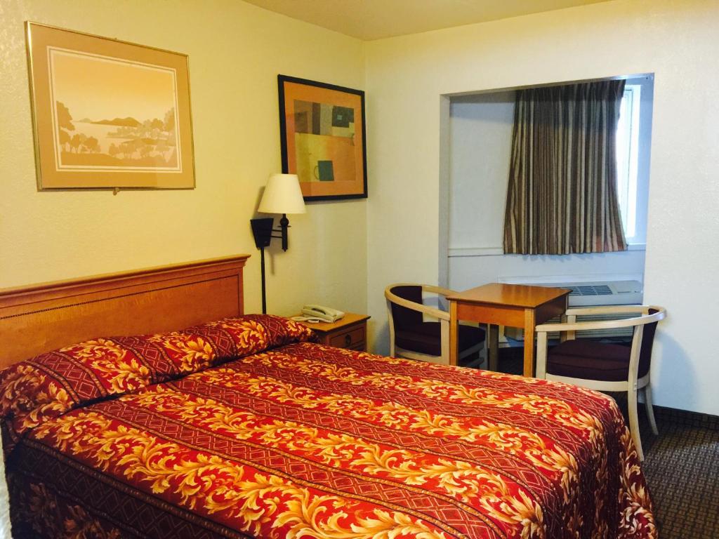 Двухместный (Номер с кроватью размера «queen-size»), Economy Inn with parking