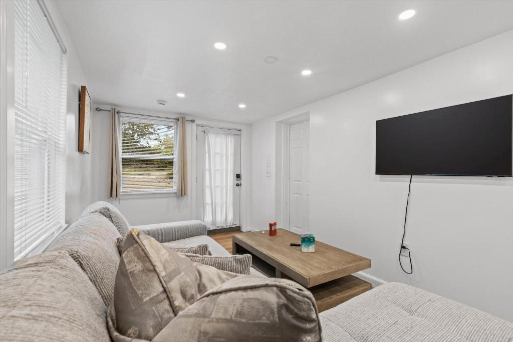 Cozy 1-bedroom garden apartment image