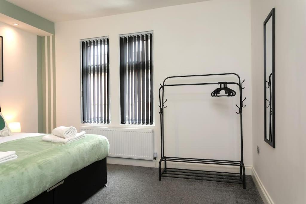 Sleeps 6 Contractors Leisure Business Free WiFi FreeParking Smart TV - Tap to explore photos