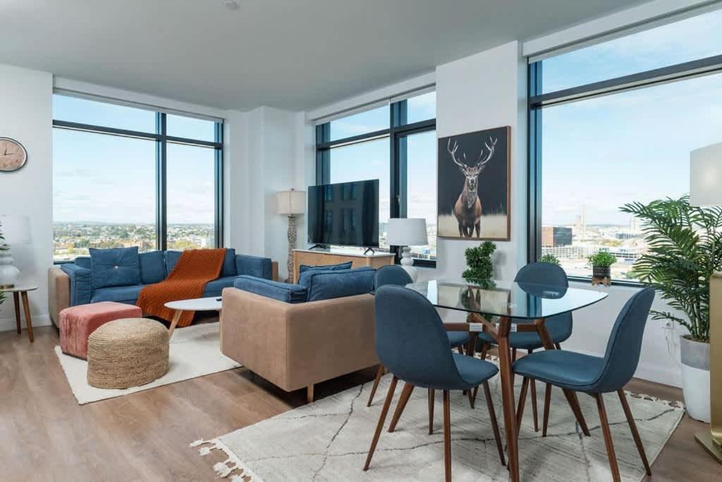 City Skyline w King Bed Pool Gym Wi-Fi & Parking image