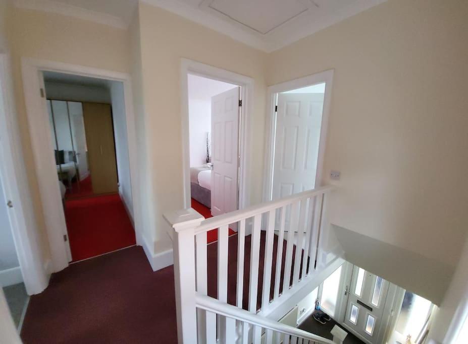 Quiet and specious 3 bed House - Tap to explore photos