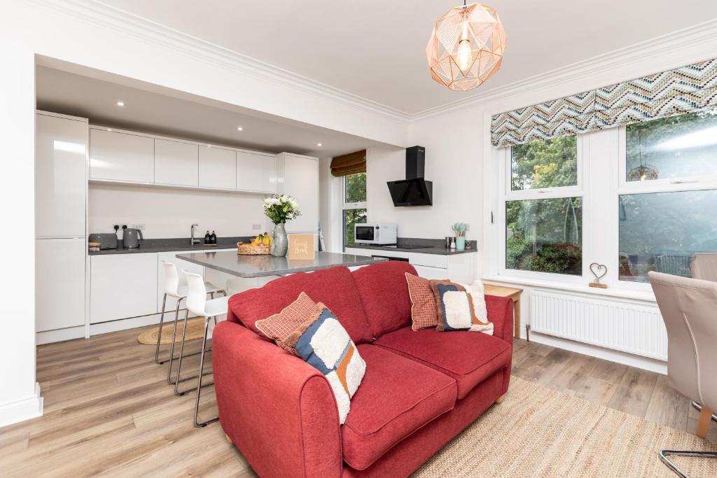Chic 2-Bed Retreat in the Heart of Oakwood! - Tap to explore photos