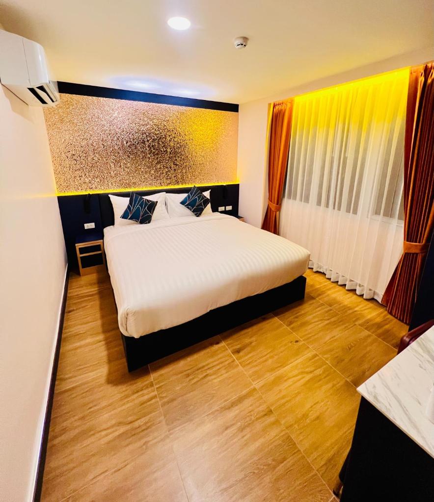 Emiri Hotel - Nana Bangkok - Tap to explore photos