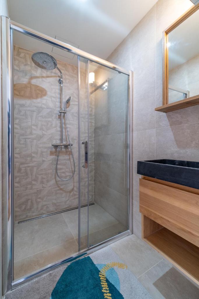 FRATERNiTY-HOTEL Room Type - Double Room