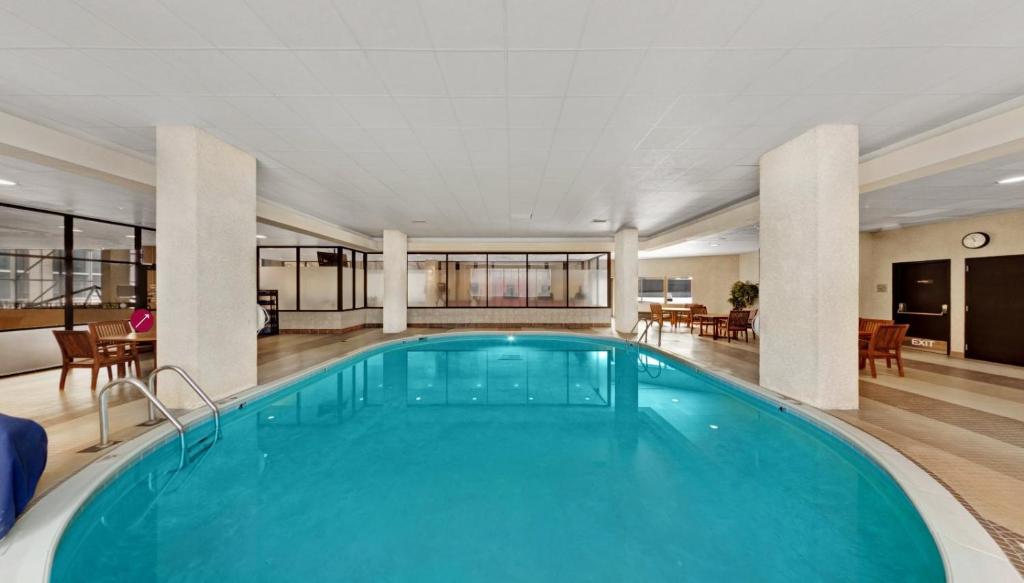 DoubleTree by Hilton Hotel St. Paul Downtown image
