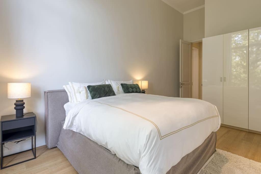 Luxurious 3 Bedrooms City Center - Tap to explore photos