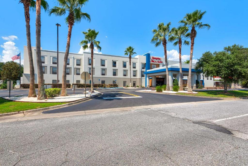 Hampton Inn & Suites Pensacola I-10 N at Univ. Town Plaza image