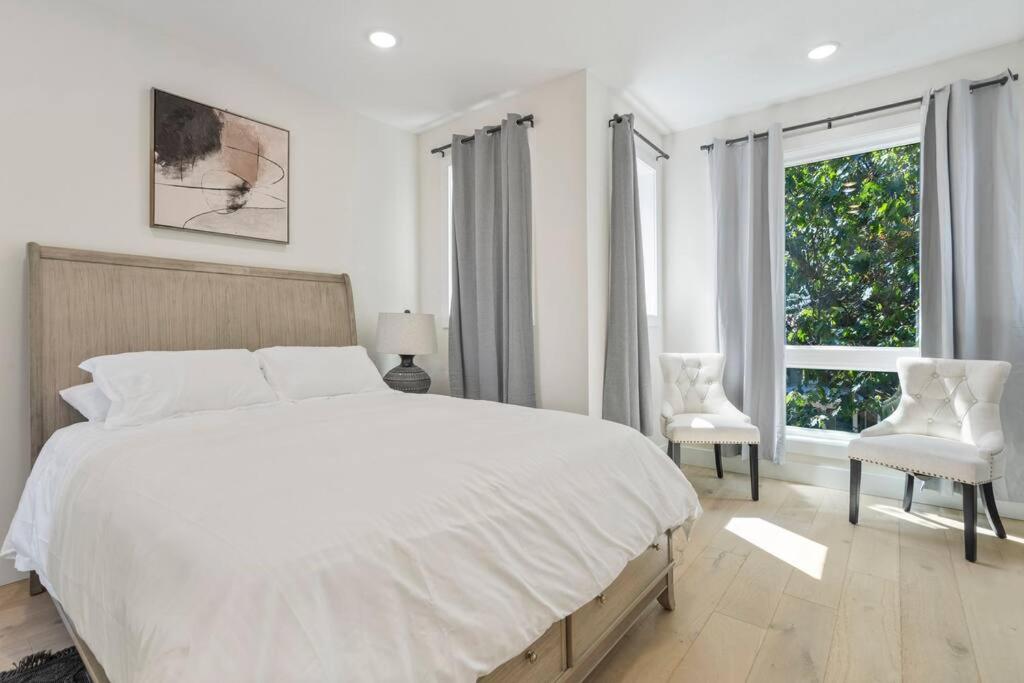 Capitol Hill 4 Charming Townhouse in Downtown DC with Rooftop Free Parking and WIFI - Tap to explore photos