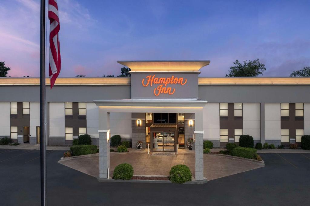 Hampton Inn Russellville image