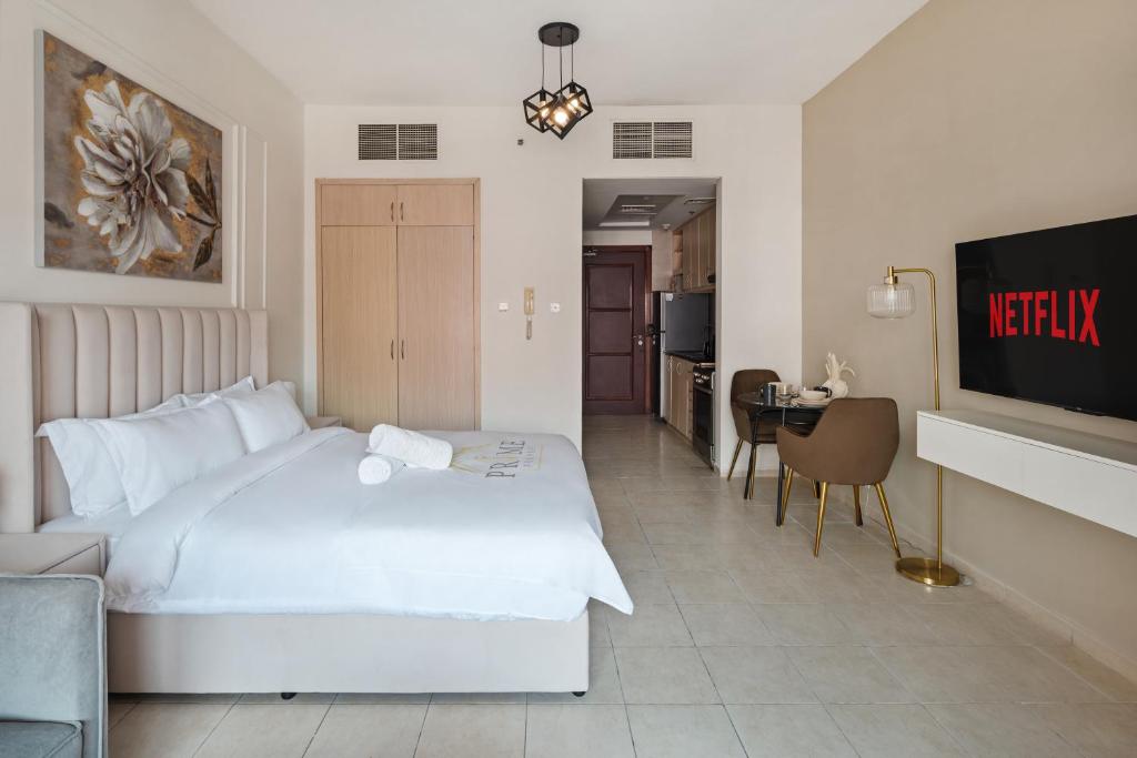 Charming Dubai Studio - Elegant - Tap to explore photos