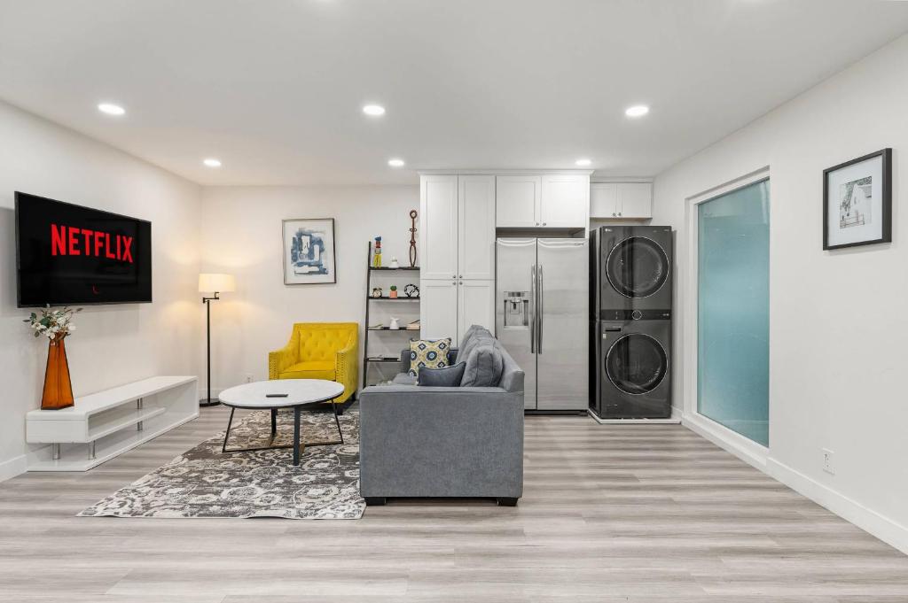 New renovated 2B2B APT Self checkin free parking 1 image