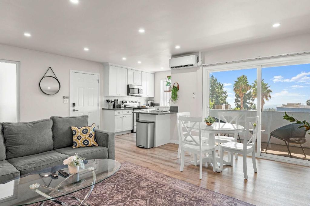 Newly Remodeled 2B2B Close to Rose Bowl image