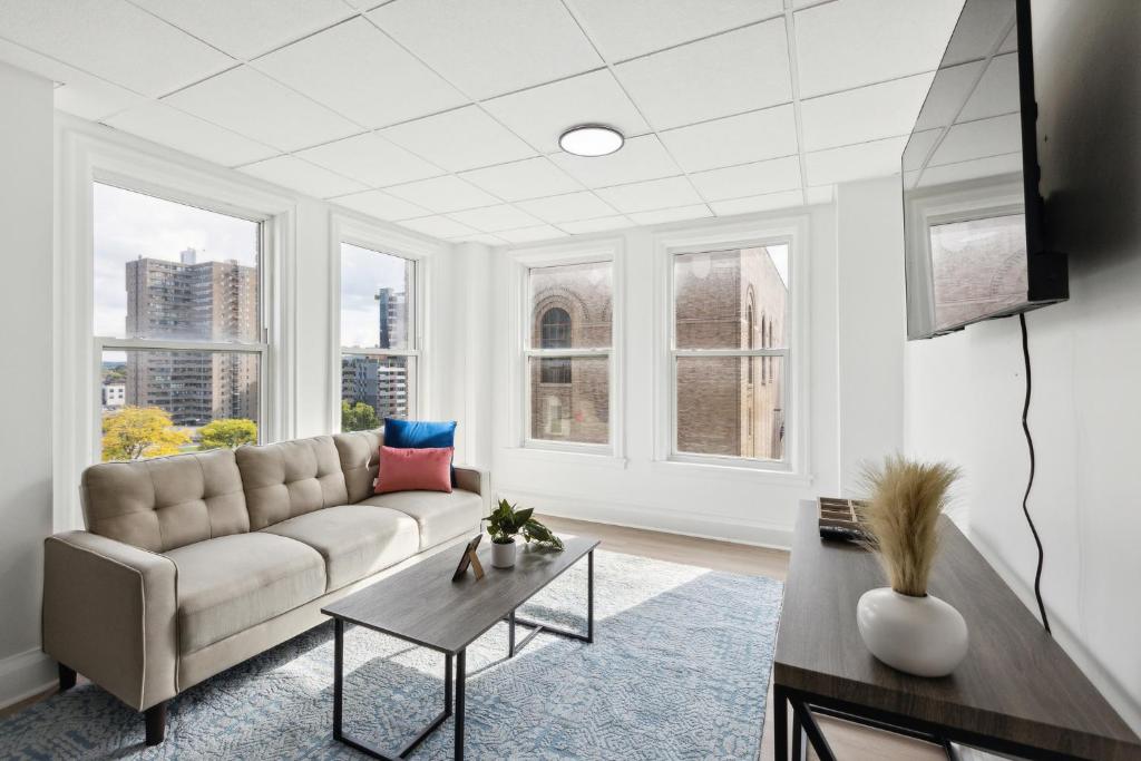 East 636i Cozy & Comfy I Downtown I Gym image