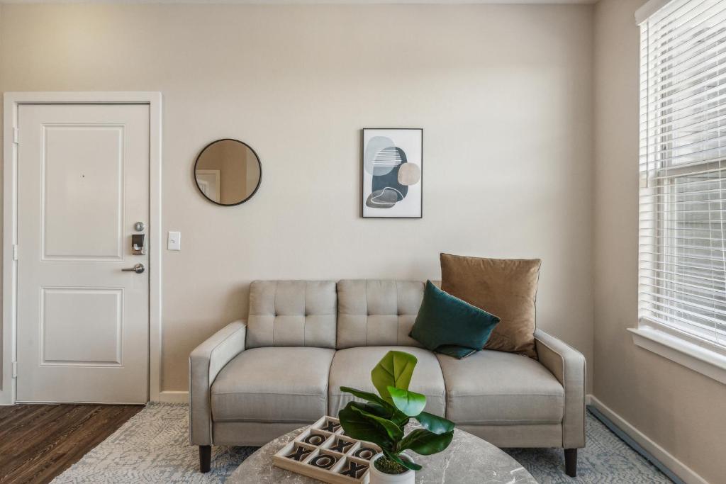 Cullen 7309 I Corporate 1bd Apartment I Parking image