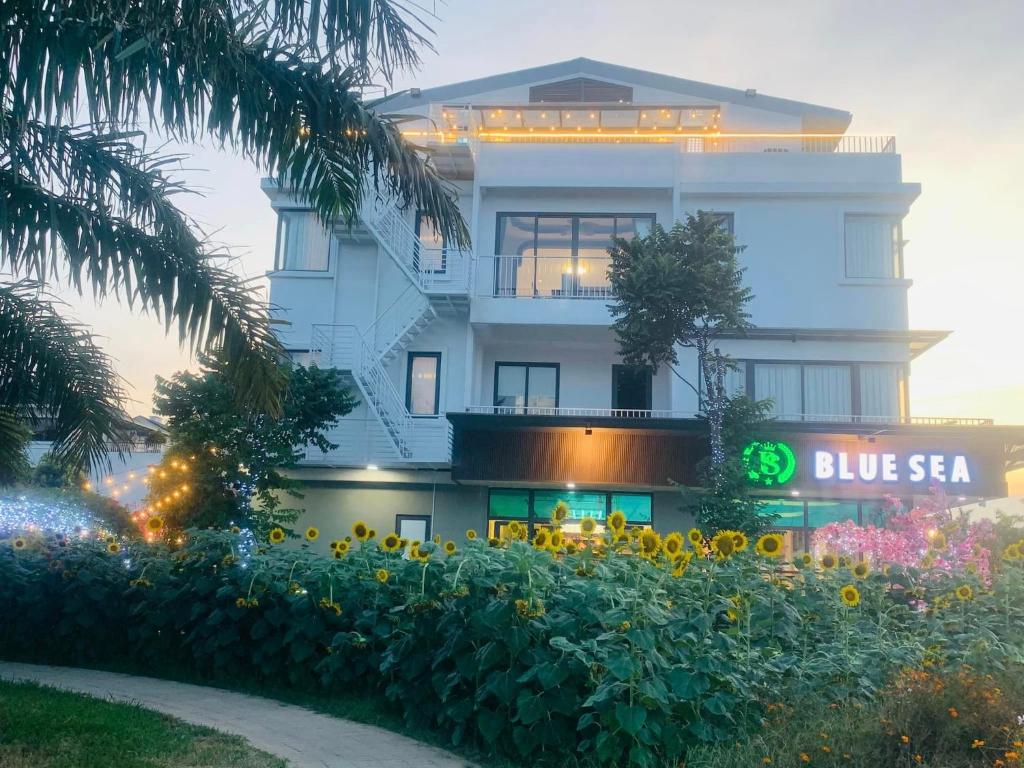 Blue Sea Hue Hotel - Tap to explore photos