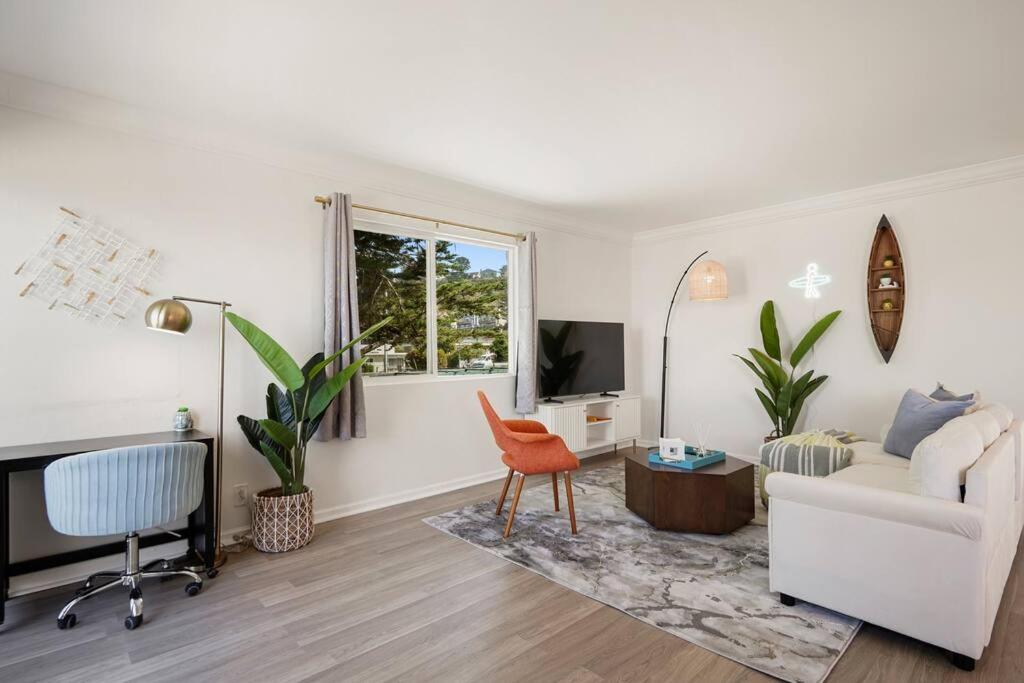 Charming 2BR 1Bath SofaBed with Mountain Sunset and Ocean Views image