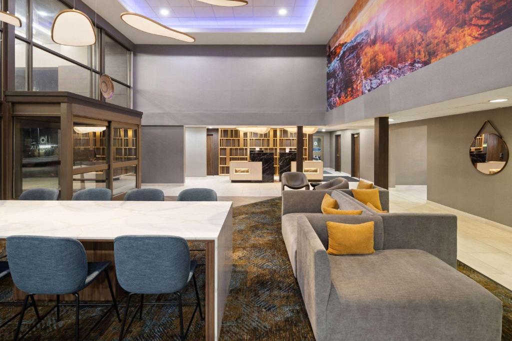 La Quinta Inn & Suites by Wyndham Yakima Downtown image