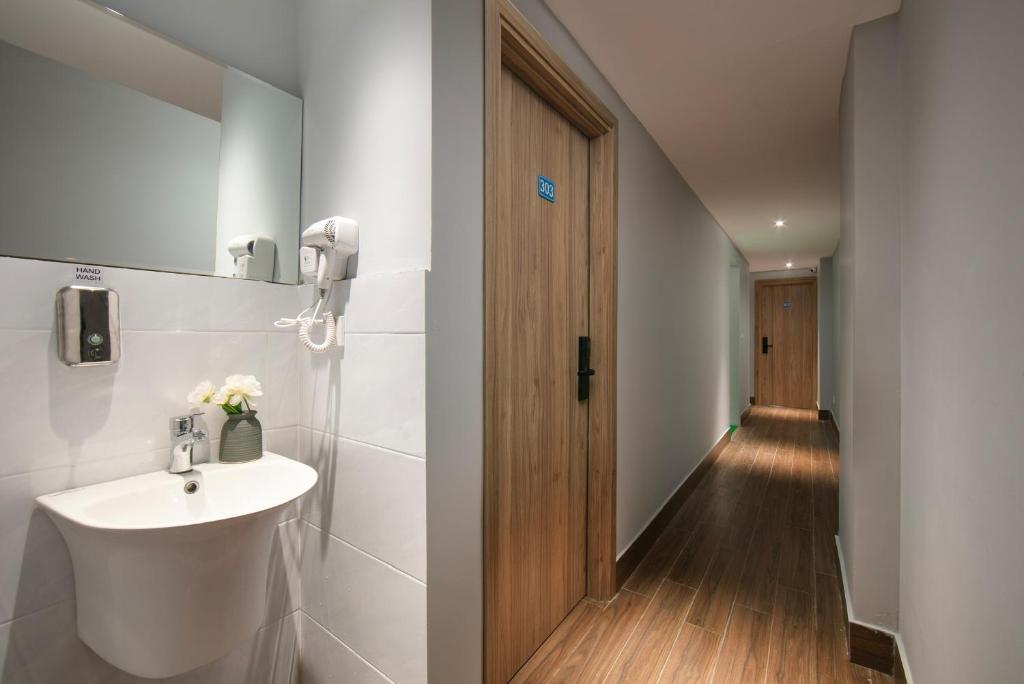 Lakeview Backpackers Hostel & Rooftop Bar