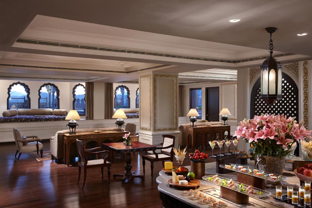Двухместный (Fairmont Gold Room (Enjoy 15% Discount on Food & Beverages & INR 1500 Spa Credit & Evening Hi-Tea with your stay)), Fairmont Jaipur