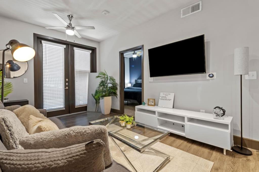 1BR Pool Free Wi-Fi Free Parking Gym image