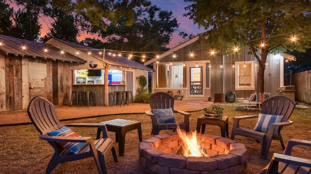 Reizend Haus 2 Bedroom Home by RedAwning image