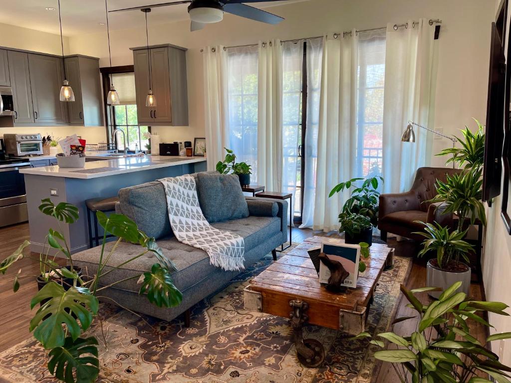 Cozy Guesthouse with Rooftop Deck image